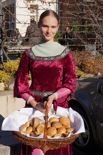 Historisches modern in Szene gesetzt: Clara Wollnik in der Rolle der Heiligen Elisabeth von Thüringen beim Kesselstädter Elisabethfest. Auf dem Kirchplatz verteilte sie großzügig gesegnetes Elisabethbrot in Erinnerung an die Wohltaten der Landgräfin.